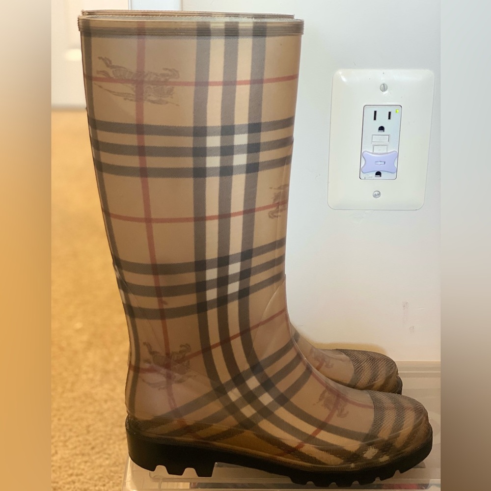 Used like new Burberry rain boots size 37 EU.